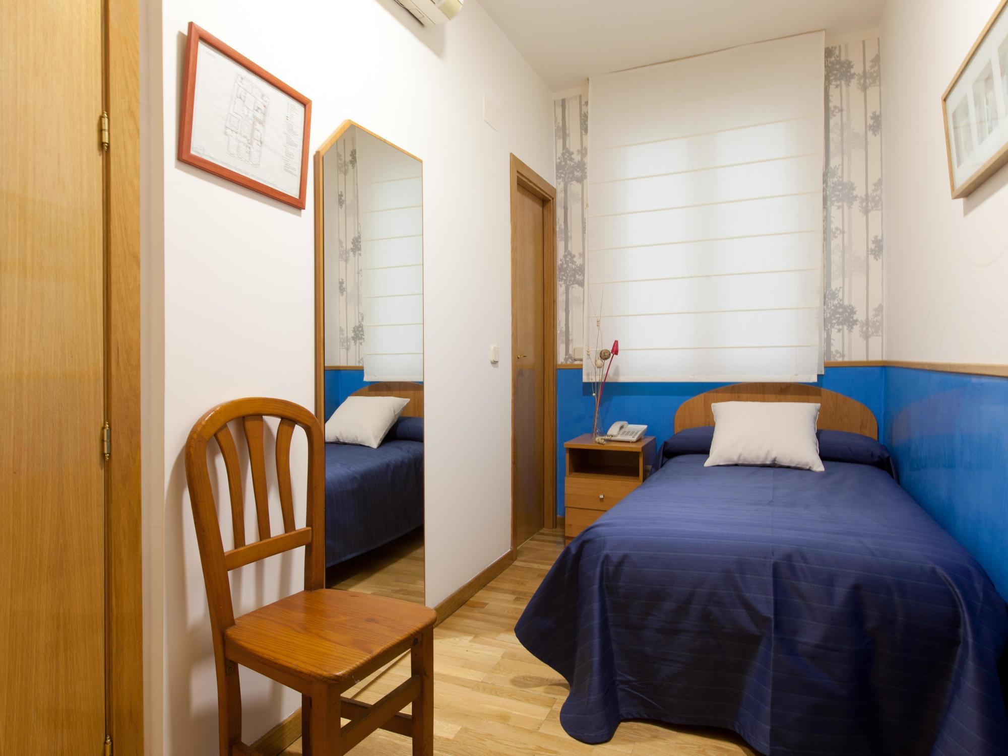 Hostal Montaloya Madryt Zewnętrze zdjęcie