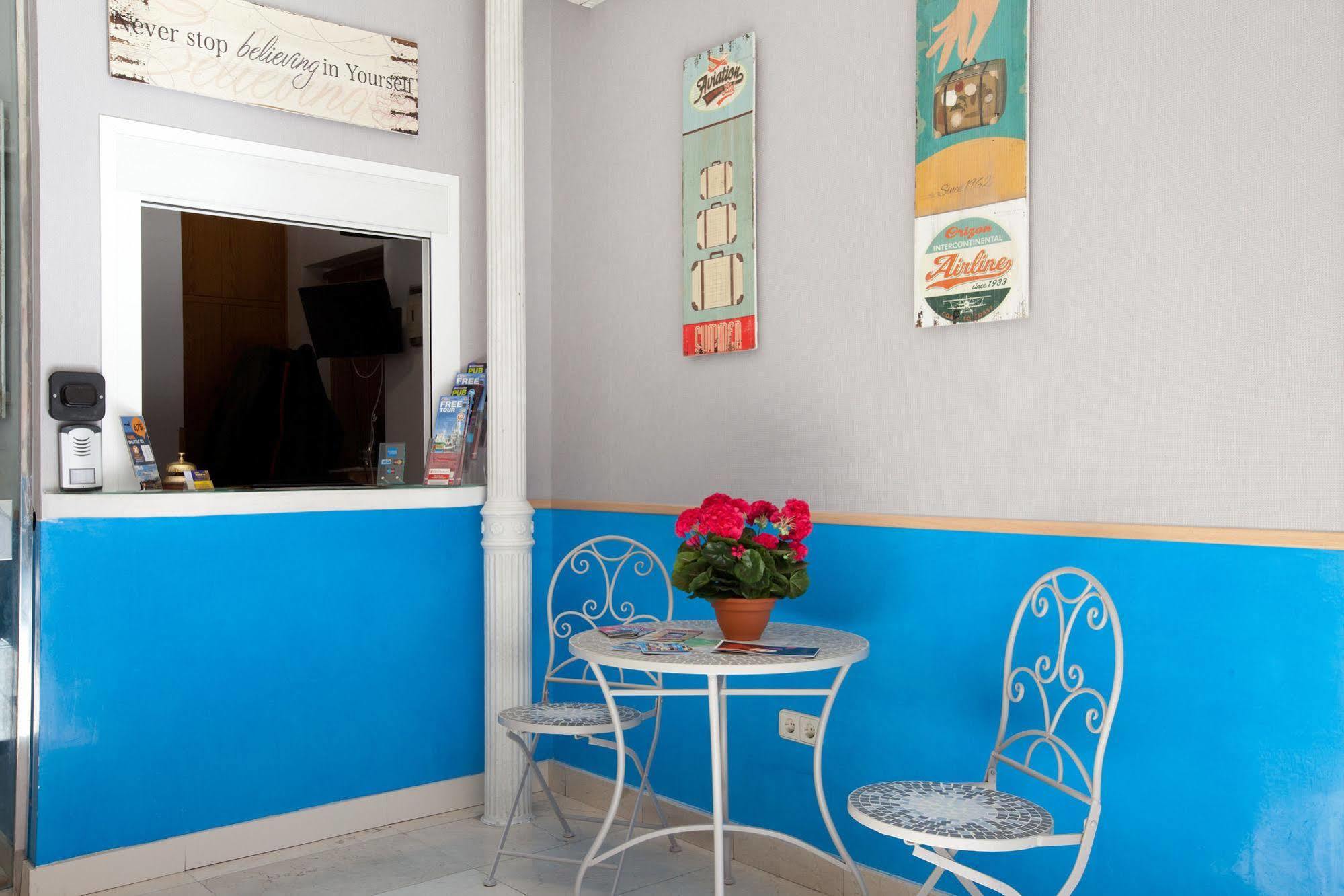 Hostal Montaloya Madryt Zewnętrze zdjęcie