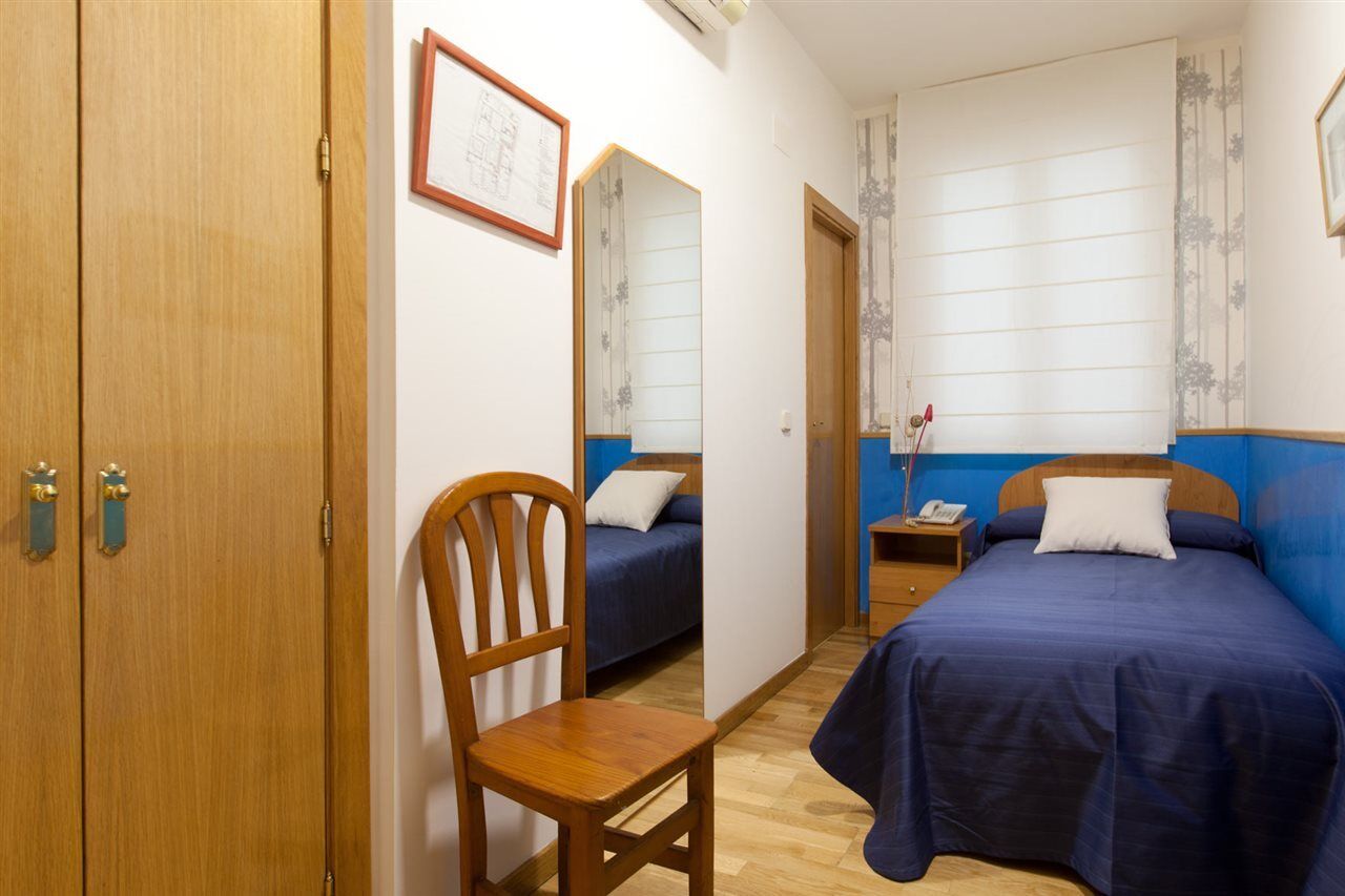 Hostal Montaloya Madryt Zewnętrze zdjęcie